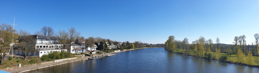 Fototapeta na wymiar Blick auf die Ruhr von der Mendener Brücke - Mülheim an der Ruhr - Panorama