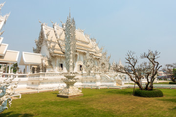 Fototapeta na wymiar Weißer Temmpel in Thailand
