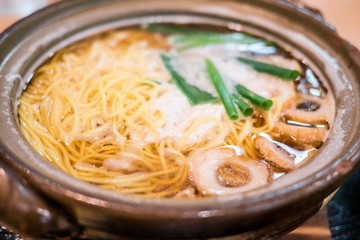 土鍋にあつあつが美味しい高知名物、須崎の鍋焼ラーメン。