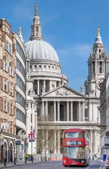 Rolgordijnen Europa, VK, Engeland, Londen, Ludgate Hill. Een rode dubbeldekker Londense bus voor St. Pauls kathedraal. © John Michaels