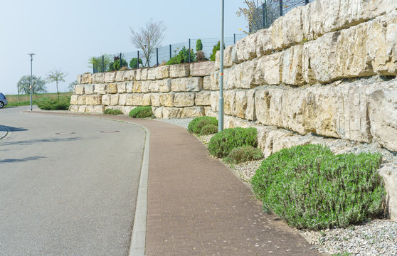Mauer aus Natursteinen zur Hangbefestigung