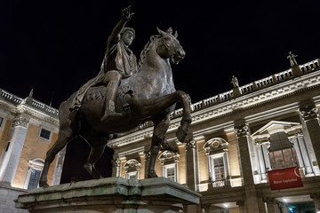 Obraz premium Rome, Marco Aurelio statue in Capitol square by night
