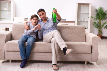 Obraz premium Drunk father and his son