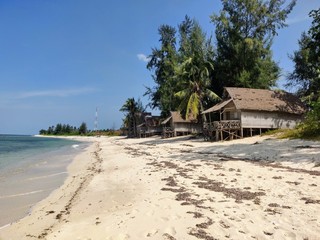 Cabane en bois sur une plage paradisiaque