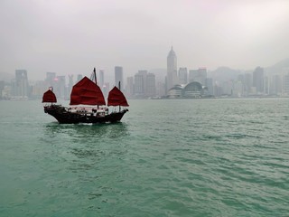 Bateau atypique dans le brouillard de la baie de Hong Kong 