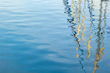 Textura azul de superficie del agua creando ondas en el reflejo de los barcos como una pintura abstracta