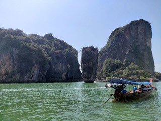 Khao Phing Kan ou l'ïle de James Bond est l'un des nombreux endroits incontournables que les gens veulent visiter quand ils sont à Phuket. Notamment connu pour le film "l'homme au pistolet d'or".