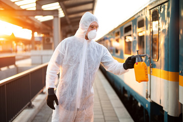 Ein Mann im Schutzanzug desinfiziert einen Zug um die Ausbreitung von Krankheiten zu stoppen 
