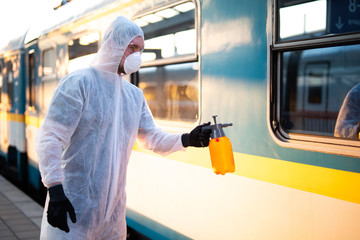 Ein Mann im Schutzanzug desinfiziert einen Zug um die Ausbreitung von Krankheiten zu stoppen 