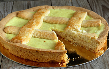 Crostata con crema al limone. Dolce di produzione artigianale molto saporito.