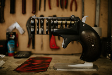 Photographie de l'atelier d'un artisan en train de fabriquer une arme