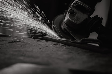 étincelles dans l'atelier d'un artisan d'art