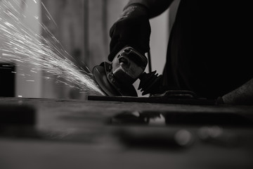 étincelles dans l'atelier d'un artisan d'art