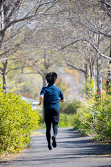 朝の公園でジョギングしている男性