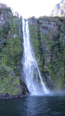 Fototapeta na wymiar Milford Sound Cascada New Zealand