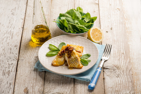 cod baked with onions and fresh spinach salad