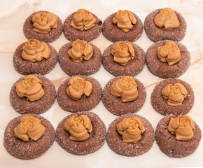 round brown cookies with granulated sugar and brown cream