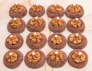 round brown cookies with granulated sugar and brown cream