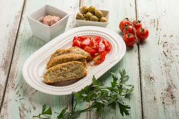 tuna and potato meatloaf with green oòives and tomatoes salad