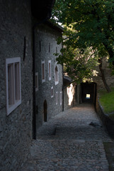 Schweiz, Wallis, Sitten, Weg von der Kirche Notre Dame de Valere herab in den Ort