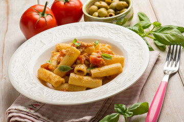 pasta with fresh tomatoes green olives and basil
