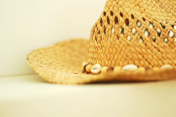 Sonnenhut, Basthut, Strohhut mit weißen Muscheln und Holzperlen