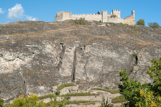Schweiz, Wallis, Sitten, Berg mit Ruine des ehem. Bisch&ouml;flichen Schlosses Tourbillon