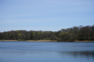 Fototapeta na wymiar Idyllische Seenlandschaft bei Sonnenschein