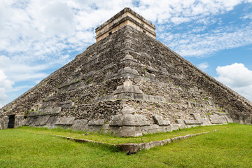 Fototapeta na wymiar Mayan ruins in Chichen Itza (Yucatan, Mexico).