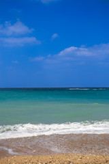 エメラルドグリーンの海のグラデーション（ポートレイト）