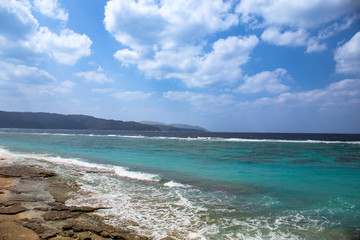 エメラルドグリーンの海と渚