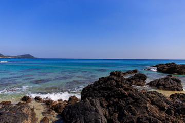 Fototapeta na wymiar 蒼い海と水平線と溶岩石 #2