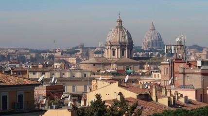 Fototapeta na wymiar Vue panoramique sur les toits et des dômes d'églises de la ville de Rome (Italie)