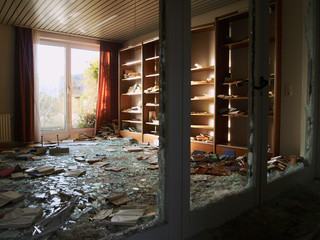Lost Place mit Scherben und kaputtem Bücherregal, verlassenes Gebäude 