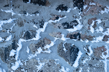 Eis und Schnee vom Wind geformt an Steinmauer auf dem Brocken
