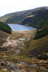 Fototapeta na wymiar Irische Landschaft mit Fluss, Felsen und See