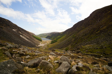 Irische Landschaft mit Fluss, Felsen und See 