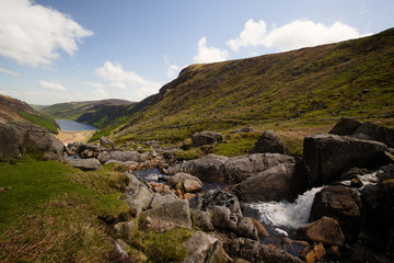 Irische Landschaft mit Fluss, See und Felsen 
