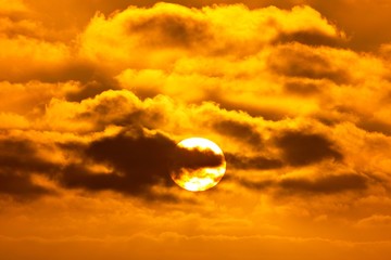 aufgehende Sonne hinter Wolken