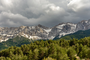 Obraz premium Mountain ridge with a blue beautiful sky with soft white clouds. (Parc Natural Cadí-Moixeró, Catalonia, Spain)