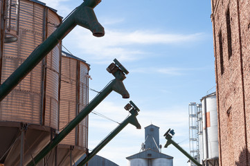 Large silo facility with pumps, conectors, chambers and silo nozzles