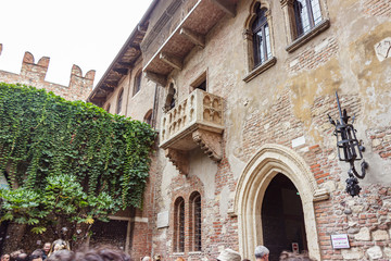 Fototapeta na wymiar The famous balcony of Juliet on Juliet house on Via Cappello in the old part of Verona city in Italy.