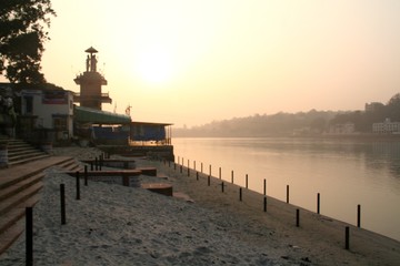 Obraz premium Coucher de soleil sur les ghats de Rishikesh