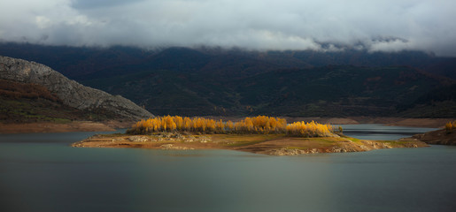 Isla en medio del embalse de Riaño durante el otoño en Leon en España