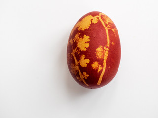 Mit Zwiebel traditionell gefärbtes Osterei