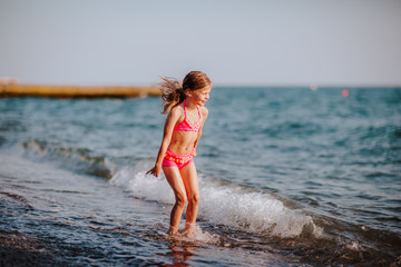 Naklejka premium girl jumping on the waves