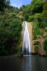 idyllischer Wasserfall in einer Schlucht auf dem Peloponnes (Pylos, Gialova, Griechenland) -...