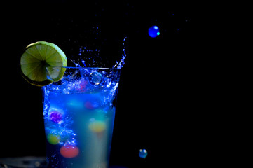 water, splash, glass, drink, cocktail, abstract, liquid, blue, ice, alcohol, martini, splashing, drop, cold, black, wet, bubble, green, beverage, bubbles, fresh, bar, macro, reflection, 