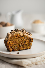 part de carrot cake avec crème de café