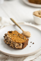 part de carrot cake avec crème de café